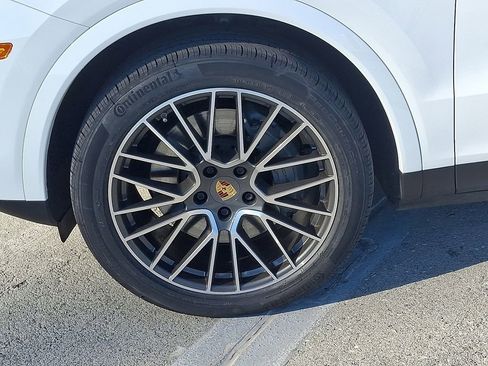 Used 2021 Porsche Cayenne S image 10