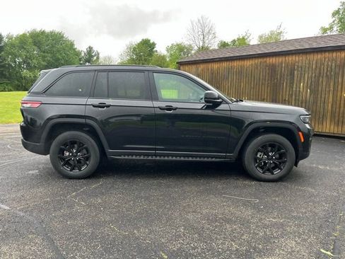 Certified 2024 Jeep Grand Cherokee Altitude AWD/4WD image 2