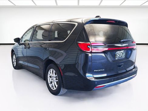 Used 2023 Chrysler Pacifica Touring-L image 6