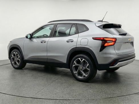 Used 2025 Chevrolet Trax LT w/ LT Convenience Package image 6
