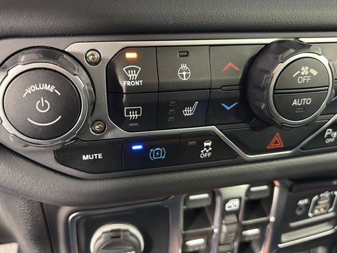 Used 2025 Jeep Wrangler Unlimited Rubicon 4xe AWD/4WD image 39