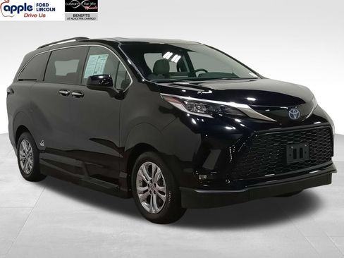 Used 2023 Toyota Sienna XSE w/ XSE Plus Package AWD/4WD image 1