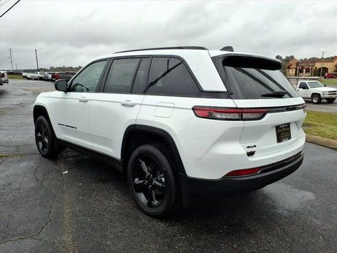 New 2025 Jeep Grand Cherokee Altitude image 4