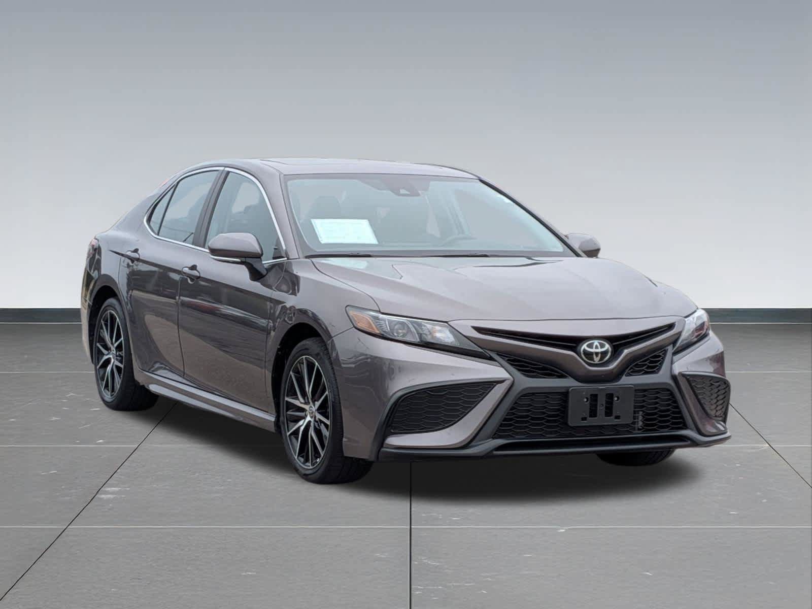 Used 2023 Toyota Camry SE w/ Cold Weather Package FWD image 8