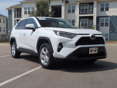 Used 2019 Toyota RAV4 XLE FWD image 1