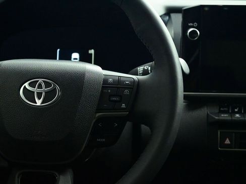 Used 2025 Toyota Camry XLE image 11