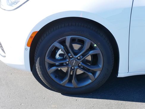 New 2026 Chrysler Pacifica Select FWD image 4