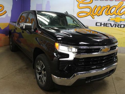 Used 2023 Chevrolet Silverado 1500 LT w/ Z71 Off-Road Package AWD/4WD image 2