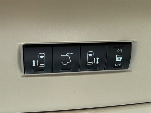 Used 2016 Chrysler Town & Country Limited image 17