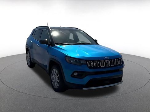 Used 2025 Jeep Compass Limited AWD/4WD image 3