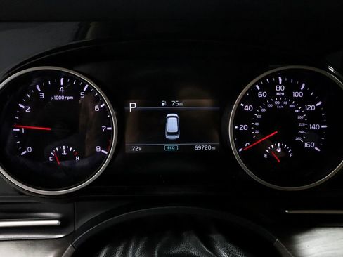 Used 2023 Kia Carnival EX FWD image 30
