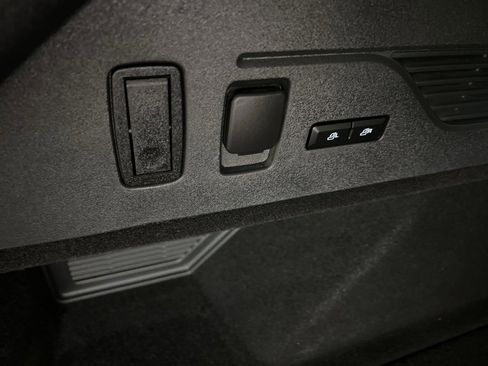 Certified 2025 Lincoln Nautilus Reserve image 40