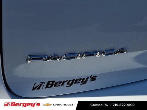 Used 2023 Chrysler Pacifica Touring-L FWD image 29