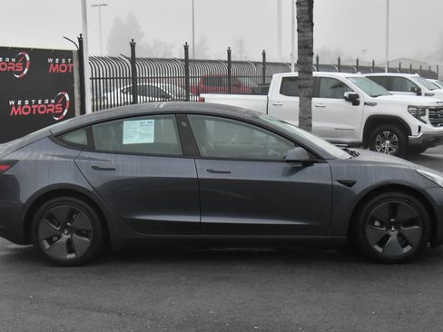 Used 2023 Tesla Model 3 Standard Range image 9
