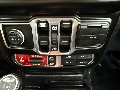 Used 2020 Jeep Gladiator Rubicon w/ Advanced Safety Group AWD/4WD image 40