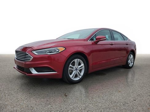 Used 2018 Ford Fusion SE w/ Fusion SE Technology Package FWD image 2