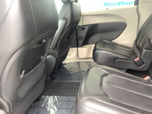 Used 2023 Chrysler Pacifica Touring-L FWD image 12