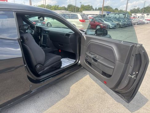 Used 2014 Dodge Challenger SXT RWD image 9