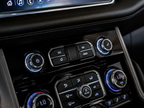 Used 2021 GMC Yukon Denali w/ Denali Premium Package image 23