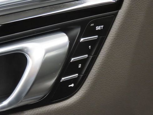Certified 2025 Porsche Macan AWD/4WD image 36