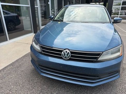 Used 2017 Volkswagen Jetta SE FWD image 2