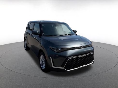 Used 2025 Kia Soul LX w/ LX Technology Package FWD image 3