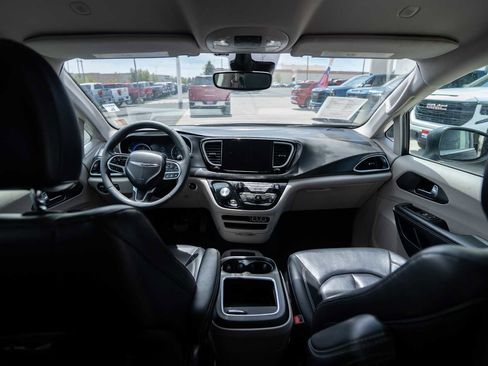 Used 2023 Chrysler Pacifica Touring-L FWD image 14