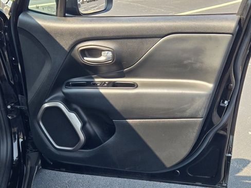Used 2023 Jeep Renegade Latitude AWD/4WD image 5