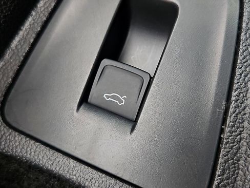 Certified 2022 Volkswagen Tiguan SE R-Line image 27