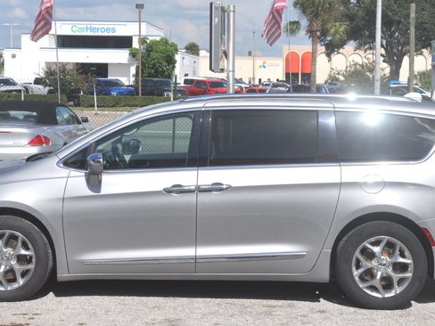Used 2018 Chrysler Pacifica Limited FWD image 16