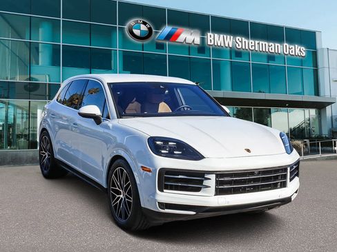 Used 2025 Porsche Cayenne image 3