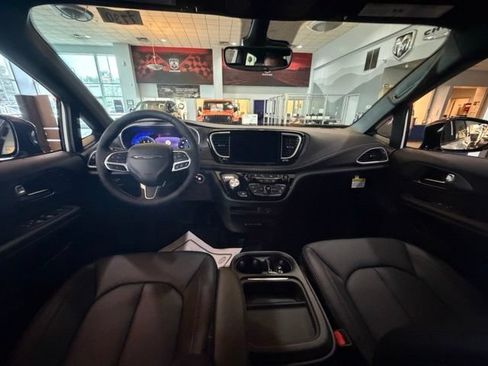New 2027 Chrysler Pacifica Select FWD image 9