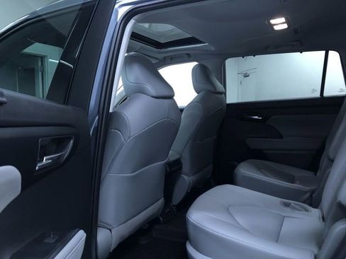Certified 2021 Toyota Highlander XLE AWD/4WD image 19