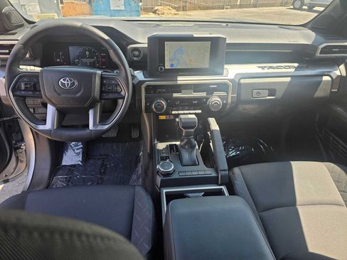 Used 2025 Toyota Tacoma SR5 AWD/4WD image 18