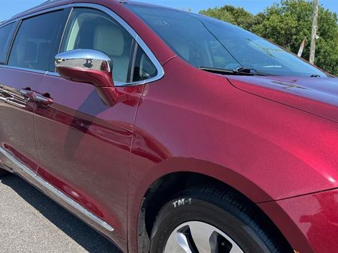Used 2018 Chrysler Pacifica Limited w/ Advanced Safetytec Group FWD image 21