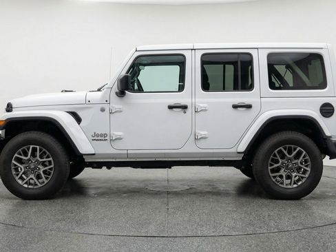 Used 2025 Jeep Wrangler Sahara image 5