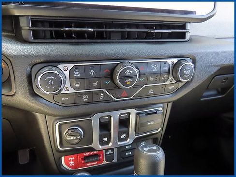 Certified 2025 Jeep Wrangler Sport AWD/4WD image 14