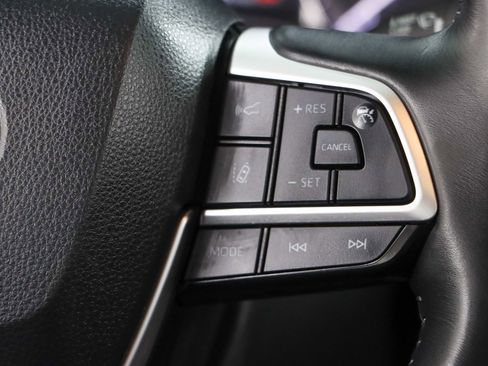 Used 2024 Toyota Highlander XLE FWD image 15