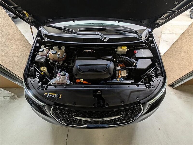 Used 2024 Chrysler Pacifica Limited FWD image 17