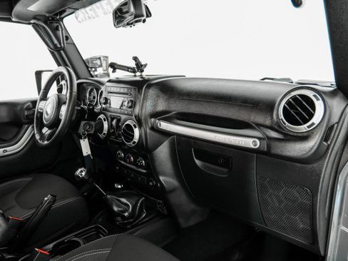 Used 2015 Jeep Wrangler Rubicon w/ Power Convenience Group image 10