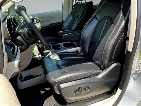 Used 2023 Chrysler Pacifica Touring-L FWD image 20