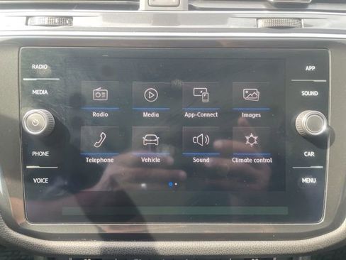 Used 2019 Volkswagen Tiguan SE w/ Panoramic Sunroof Package image 16