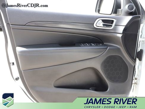 Used 2020 Jeep Grand Cherokee Laredo w/ 18" Wheel & 8.4" Radio Group AWD/4WD image 20