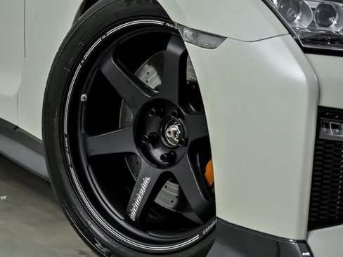 Used 2017 Nissan GT-R Premium AWD/4WD image 4