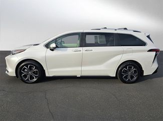 Used 2025 Toyota Sienna Platinum video 2