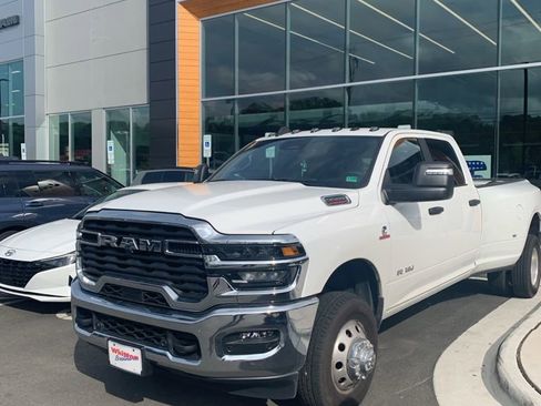 Used 2025 RAM 3500 Big Horn AWD/4WD image 2
