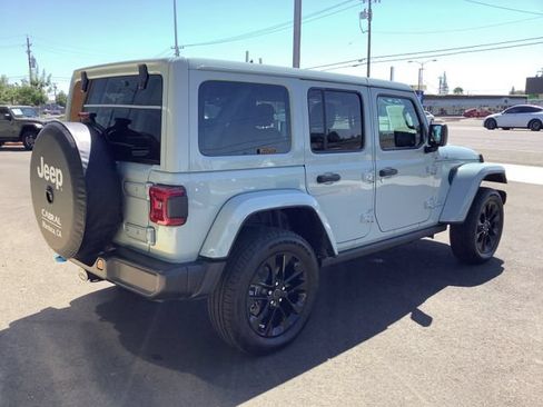 Used 2024 Jeep Wrangler Unlimited Sahara w/ Technology Group AWD/4WD image 35