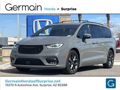 Used 2023 Chrysler Pacifica Touring-L w/ Uconnect Theater Family Group