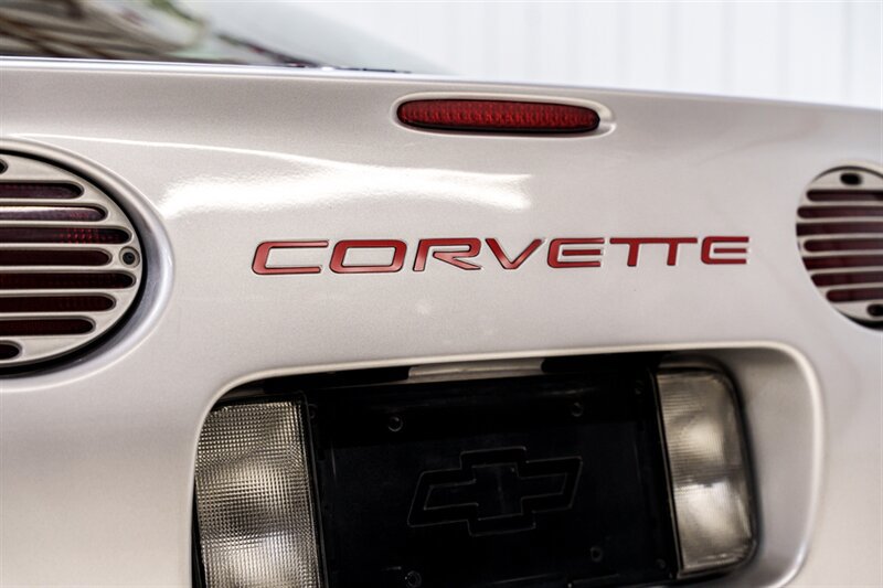 Used 2002 Chevrolet Corvette Coupe w/ Preferred Equipment Group1 RWD image 7