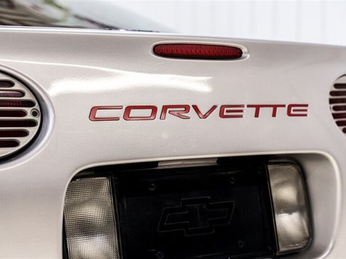 Used 2002 Chevrolet Corvette Coupe w/ Preferred Equipment Group1 RWD image 7